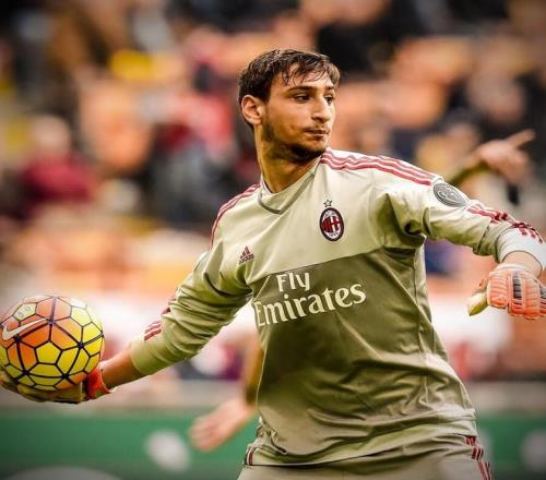 埃基蒂克助攻涉手球争议，主裁观看VAR核查