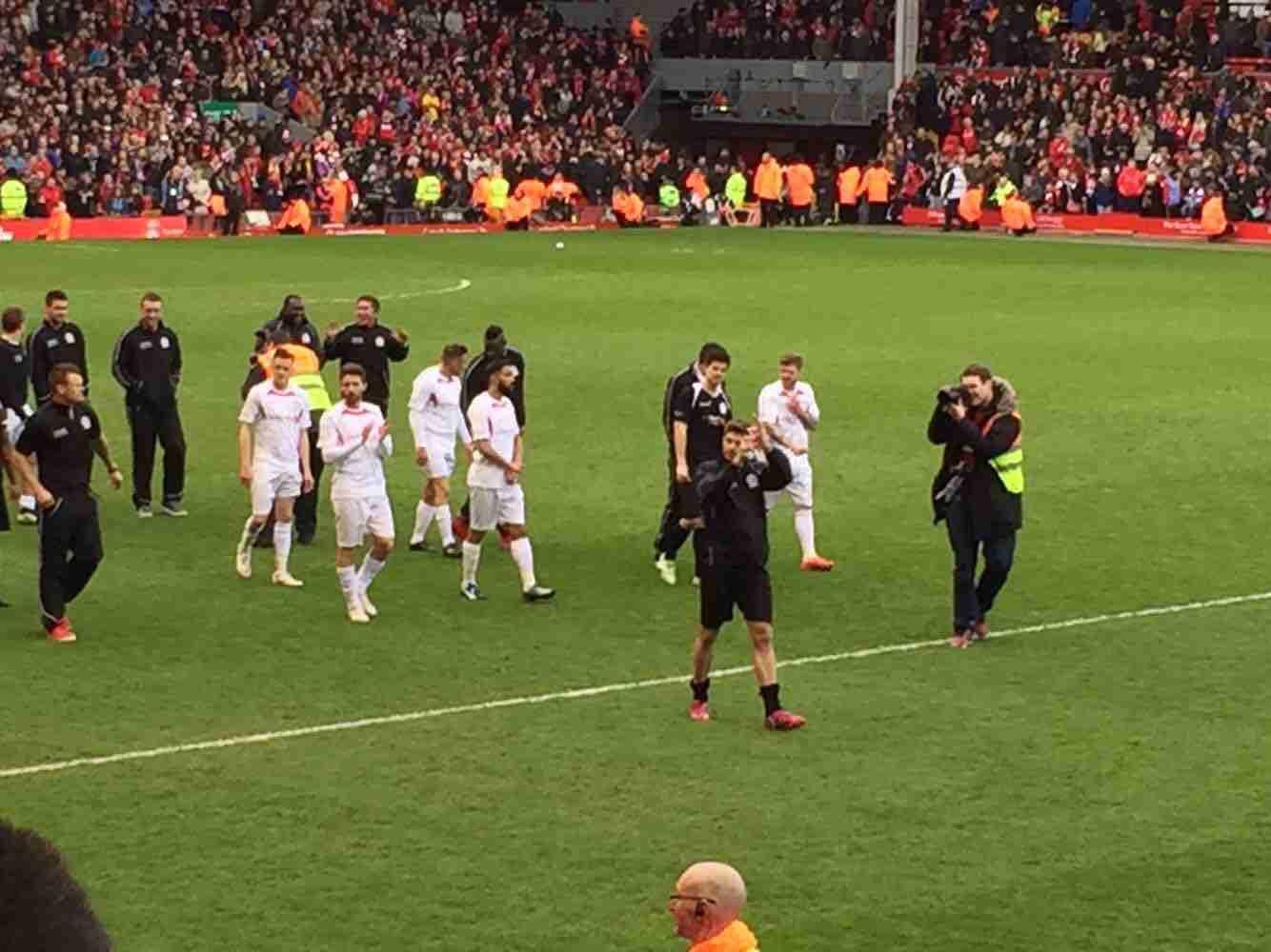 津巴布韦球队首夺联赛冠军，球队老板直接揣25万美元现金奖励球队