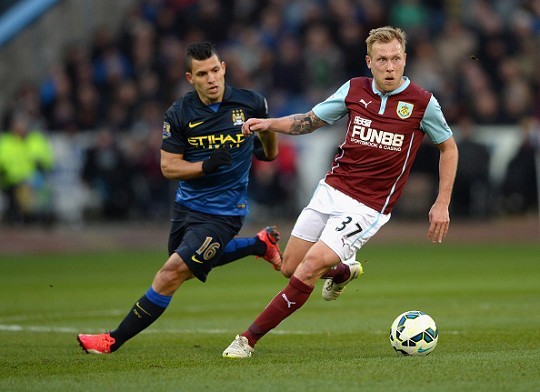 东契奇低位背身单打，展现篮球大师风范（东契奇背身低位单挑，尽显大师级篮球艺术）