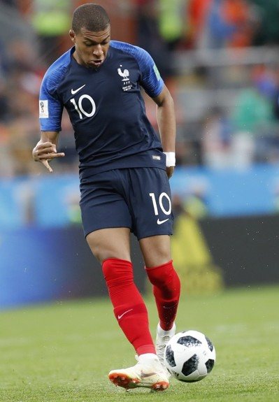 文班亚马精准传球，创造得分良机（文班亚马送出精准妙传，制造得分机会）