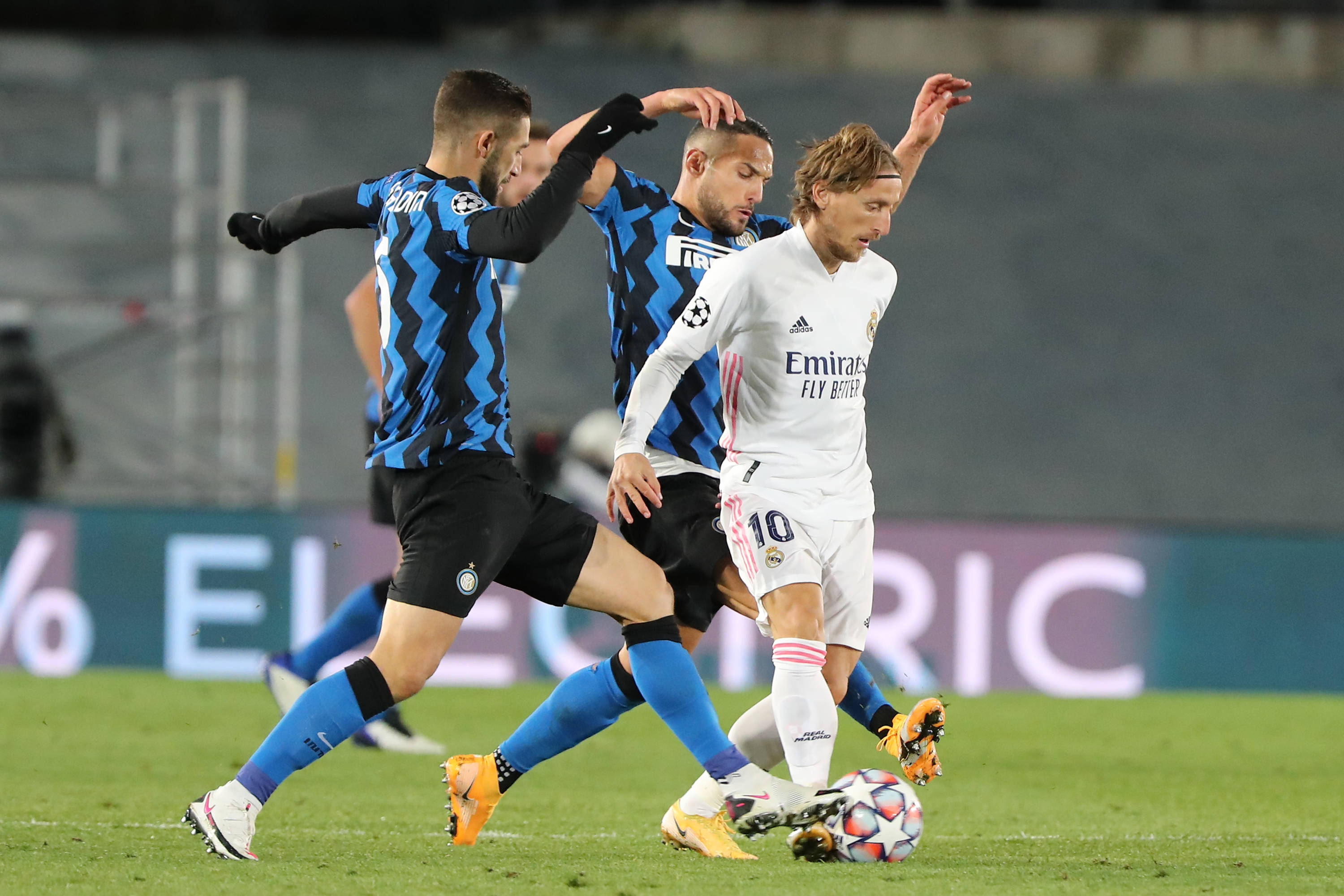 康宁汉姆32+10带队4连胜，最后时刻关键4分杀死比赛（康宁汉姆砍32分10助率队豪取四连胜，末段连拿4分锁定胜局）